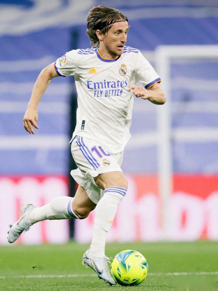 玉昆外援奥斯卡在老家开车时车辆突然起火，好在人没事