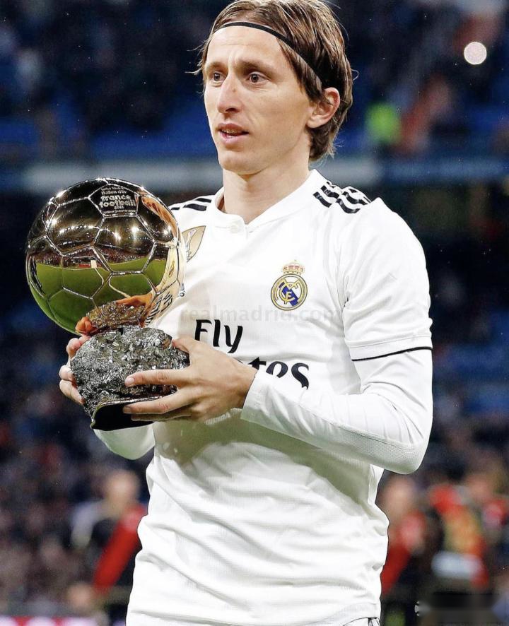 浓眉：弗拉格在琢磨如何在高压下打好球，把球稳稳传给队友